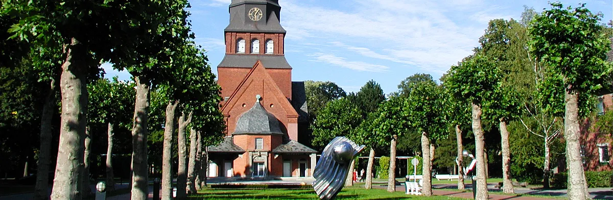 Allee im Johannesstift, die auf die Stiftskirche hinführt