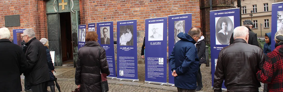 Ausstellung über jüdische Menschen in Spandau und Besucher vor der St. Nikolaikirche