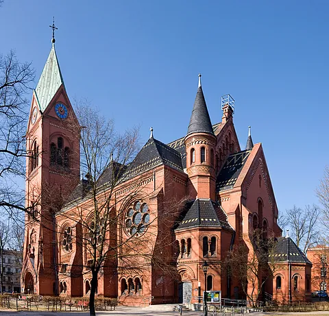 Lutherkirche, ein mächtiger Backsteinbau mit großen runden Maßwerk-Fenstern