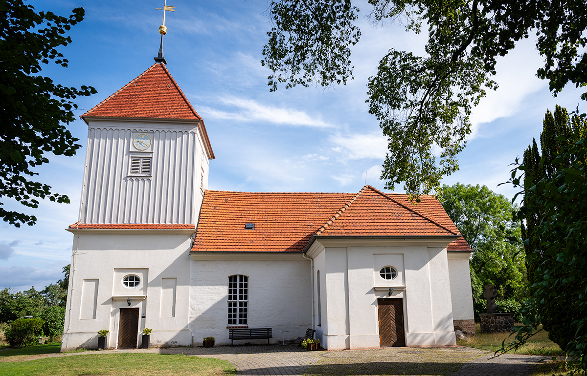 Dorfkirche Alt-Staaken, eine weiße verputzte Kirche mit rotem Ziegeldach