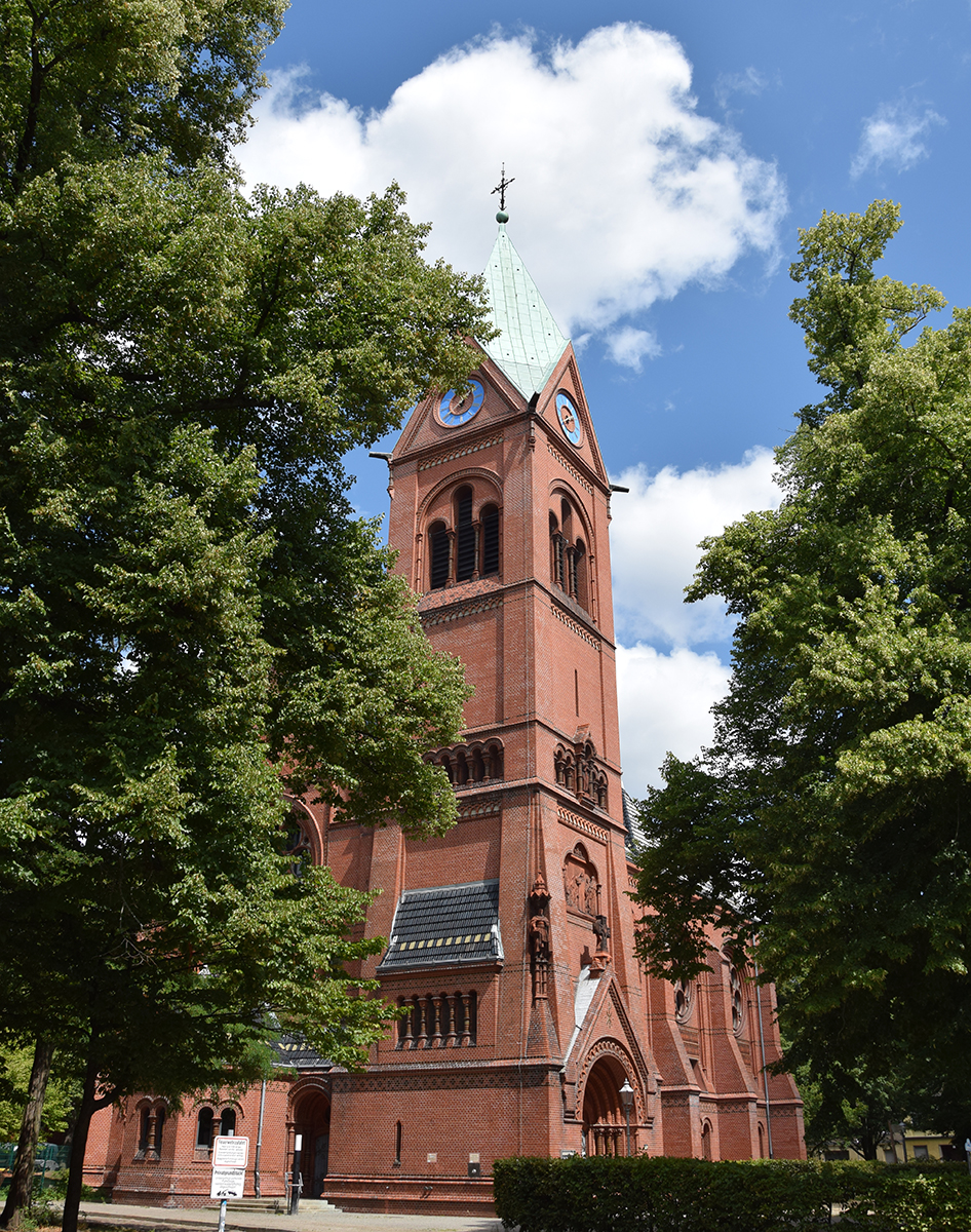 Lutherkirche: ein mächtiger, historistischer Backsteinbau mit Turm.