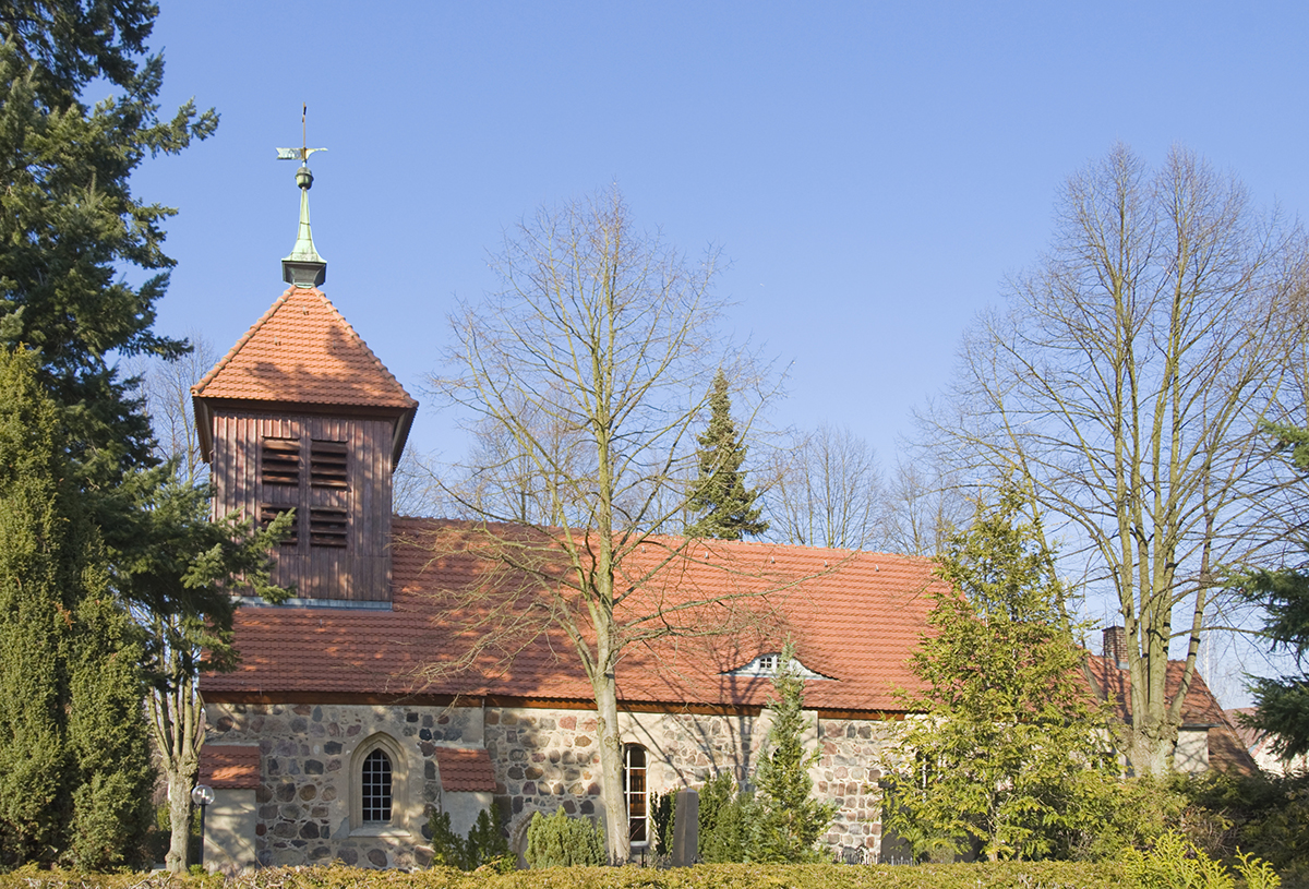 Dorfkirche Gatow mit Feldsteinsockel und hölzernem Turm