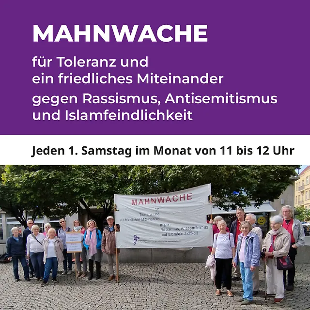 Flyer "MAHNWACHE für Toleranz und ein friedliches Miteinander gegen Rassismus, Antisemitismus und Islamfeindlichkeit" Jeden 1. Samstag im Monat von 11 bis 12 Uhr. Darunter ein Foto von Menschen auf dem Spandauer Altmarkt die das Banner der Mahnwache hochhalten.