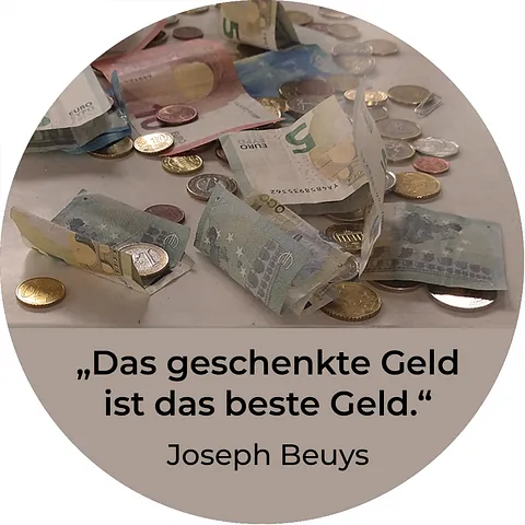 Symboldbild: oben Geldscheine und Münze, unten Zitat: "Das geschenkte Geld ist das beste Geld." Joseph Beuys