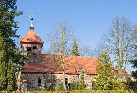 Außenansicht: Die Dorfkirche Gatow mit Turm und Kirchenschiff