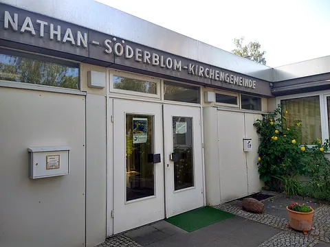 Nathan-Söderblom-Gemeinde, Eingang zu einem hellen Flachbau