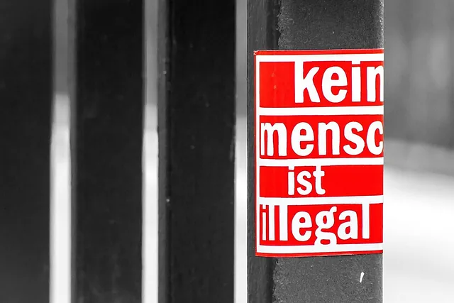 Aufkleber "kein mensch ist illegal" auf einem Gitter