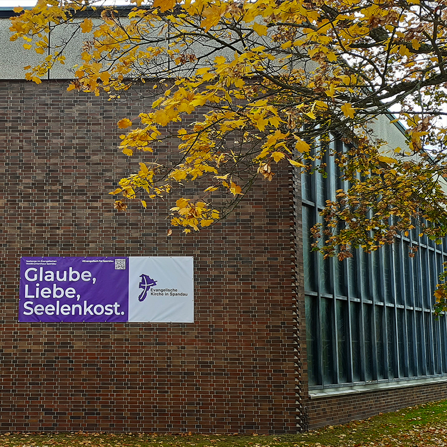 Kirche am Waldkrankenhaus, Banner mit dem Schriftzug: Glaube, Liebe, Seelenkost.