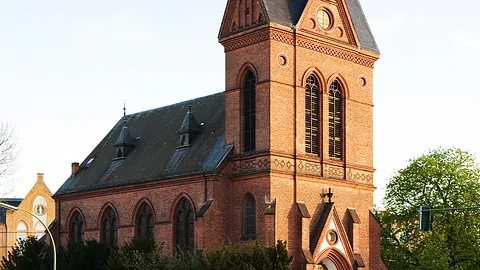 Melanchthon-Kirche, ein hoher schmaler Backsteinbau mit spitzem Turm