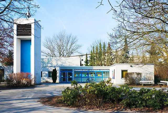 Laurentiuskirche, eine moderne kubische Kirche aus Beton mit blauen Akentflächen/Streben