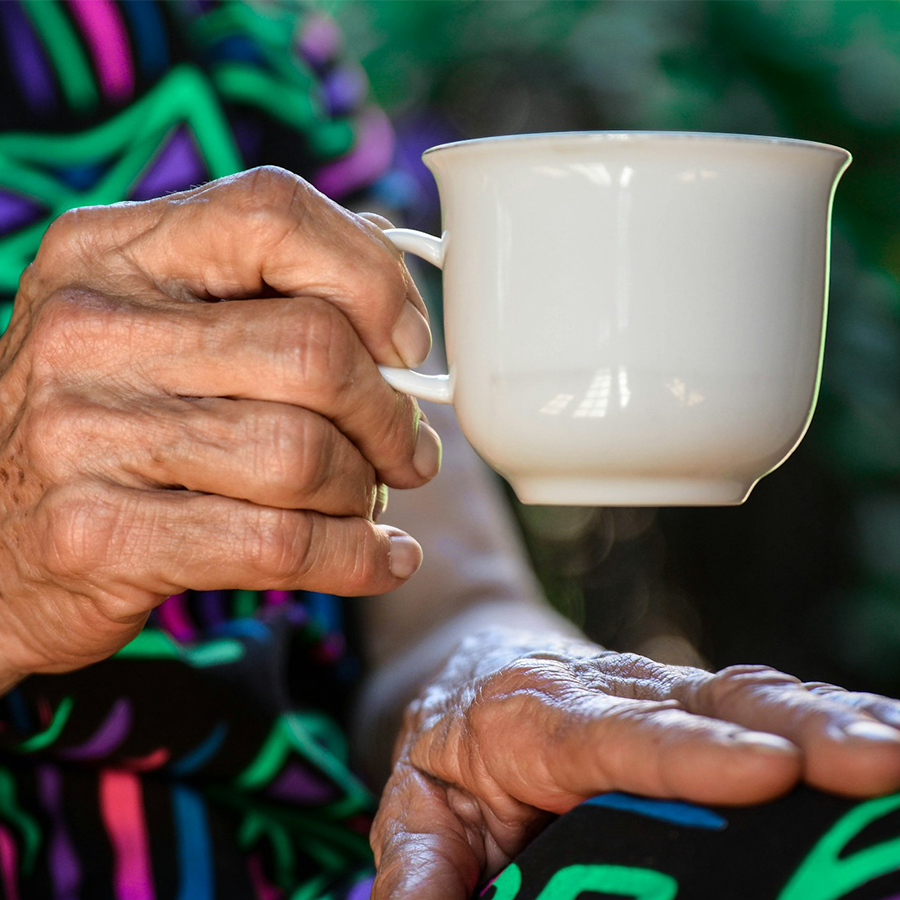 Symbolbild: Eine alte Frau hält eine Tasse in der Hand