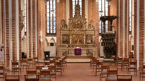 Blick in den Kirchraum von St. Nikolai mit Altar