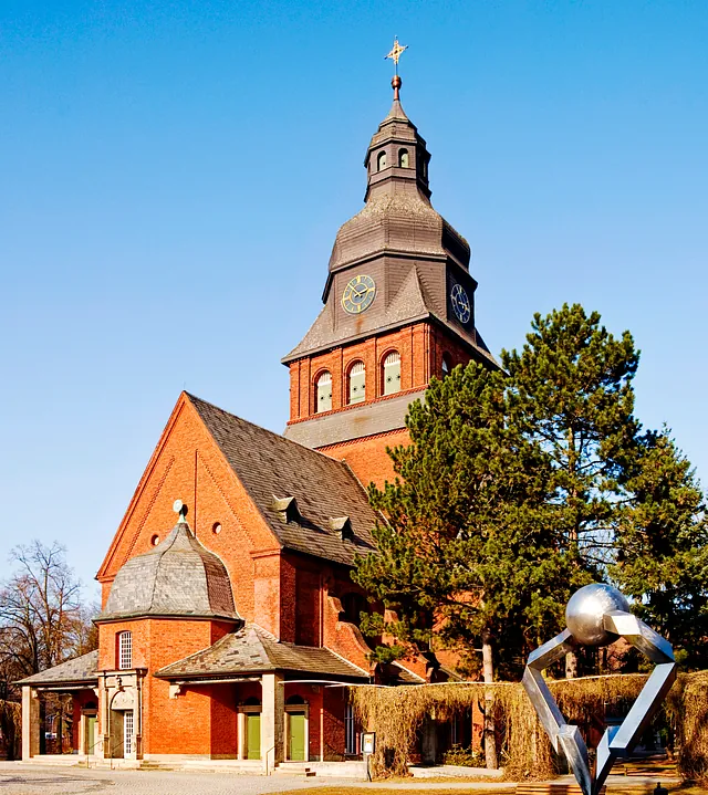 Die Stiftskirche im Johannesstift: Großes Backsteingebäude mit mächtigem Turm.