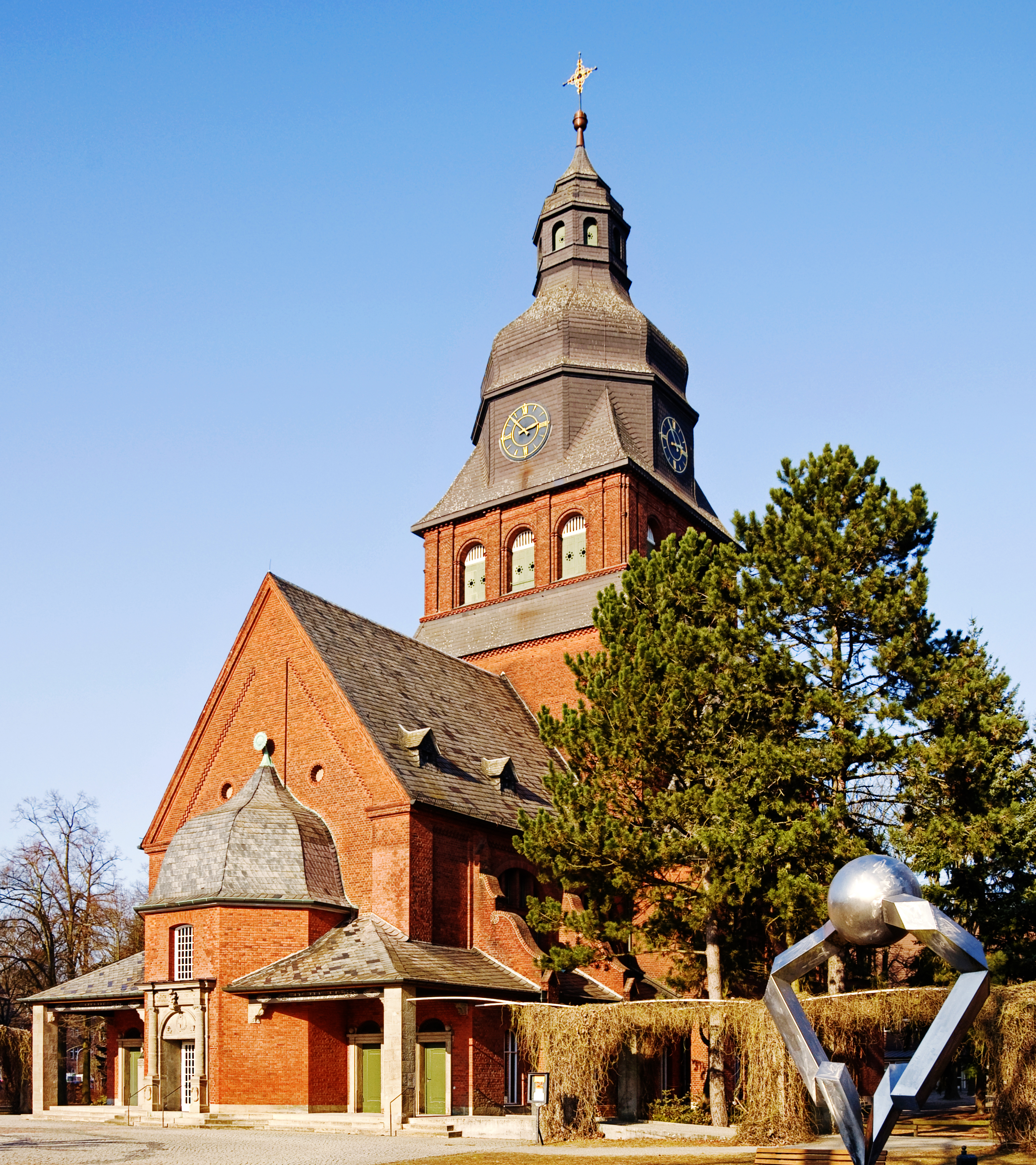 Die Stiftskirche im Johannesstift: Großes Backsteingebäude mit mächtigem Turm.