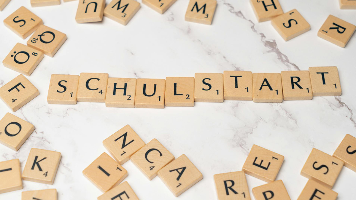 Scrabble-Buchstaben bilden das Wort "SCHULSTART".