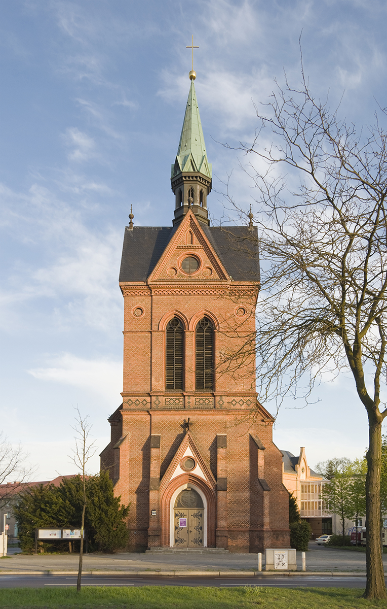 Melanchthon-Kirche, ein hoher schmaler Backsteinbau mit spitzem Turm