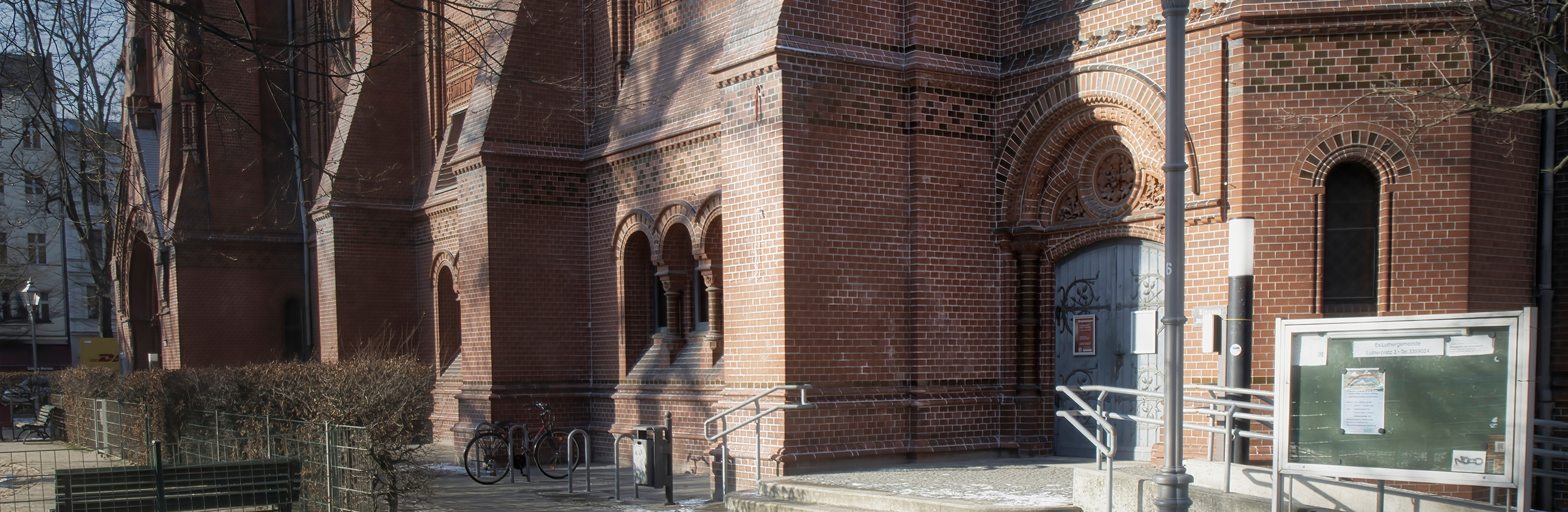 Seiteneingang der Lutherkirche, ein Backsteinbau