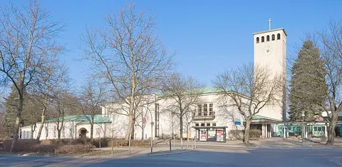 Ansicht der Weihnachtskirche mit hohem Turm